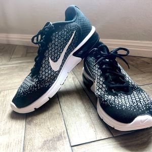 Nike Air Max Sequent 2 women’s size 9 Black Athletic shoes.